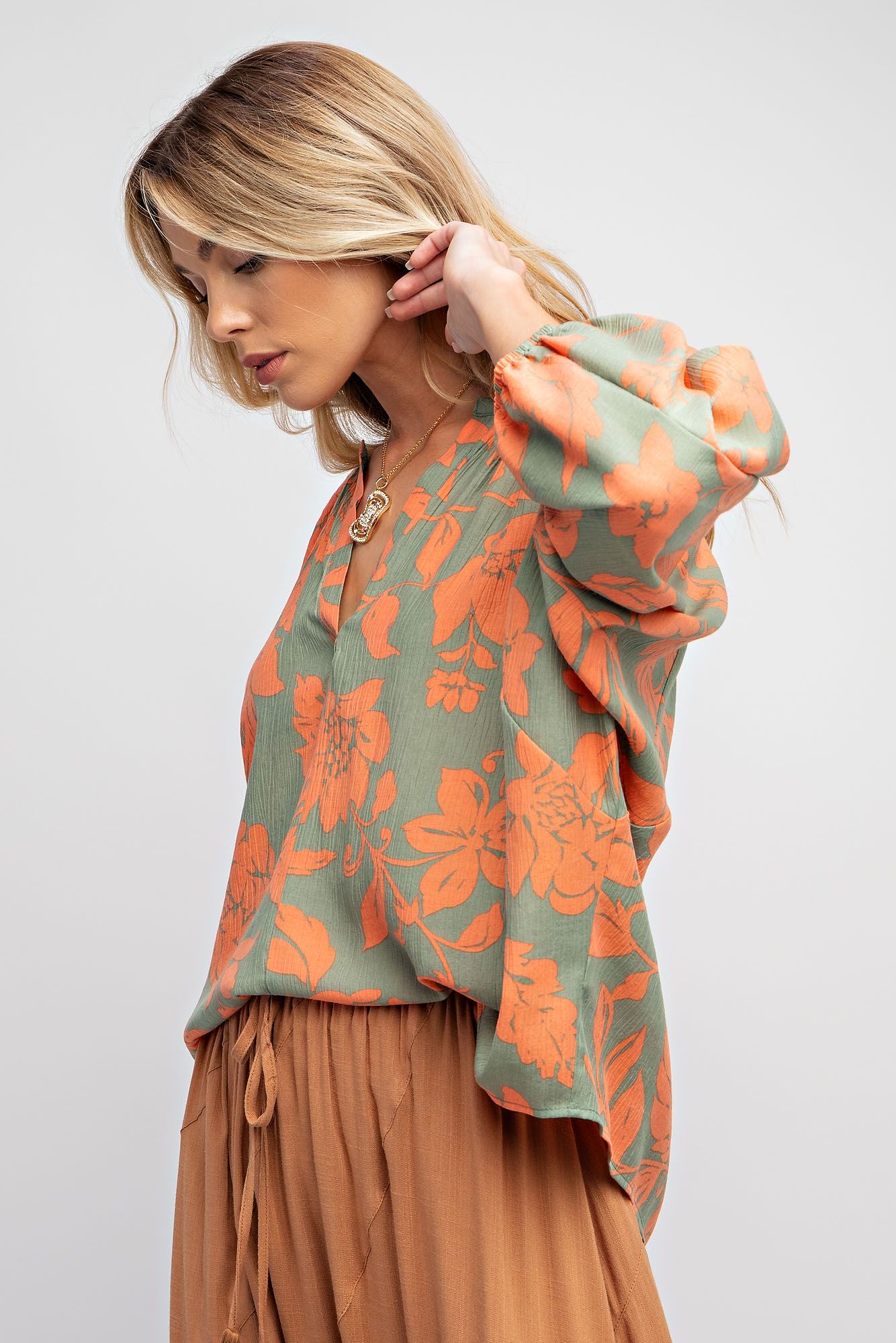 Easel Plus Elastic Cuffs Printed Peach Blossom Woven Tops